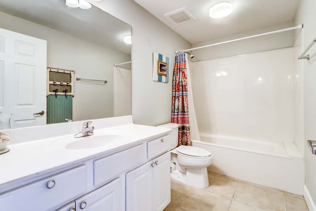 Gorgeous waterfront condo with incredible views, two pools & gym