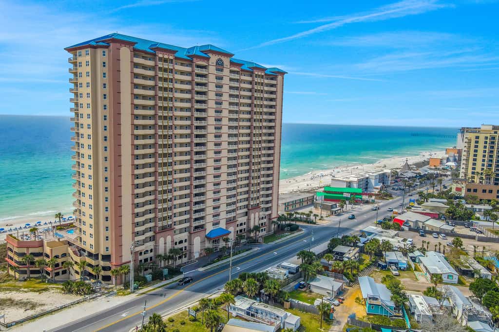 Gorgeous waterfront condo with incredible views, two pools & gym