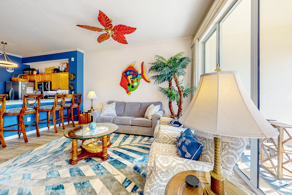 Lovely home with pool & Gulf views, covered parking, bikes & pickleball