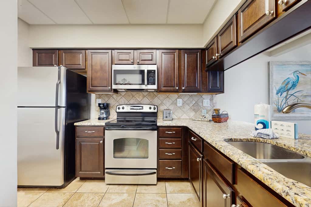 Elegant abode overlooking the pool with beach access, tennis & pickleball