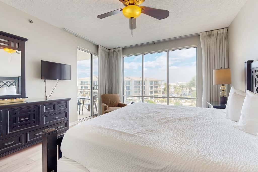 Elegant abode overlooking the pool with beach access, tennis & pickleball