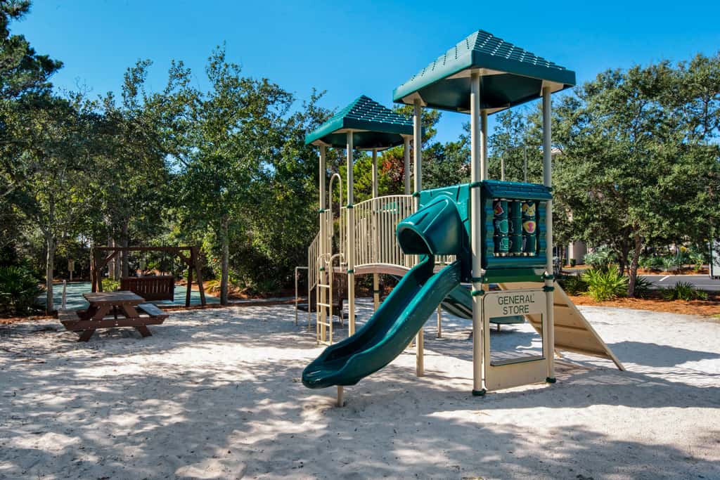 Elegant abode overlooking the pool with beach access, tennis & pickleball