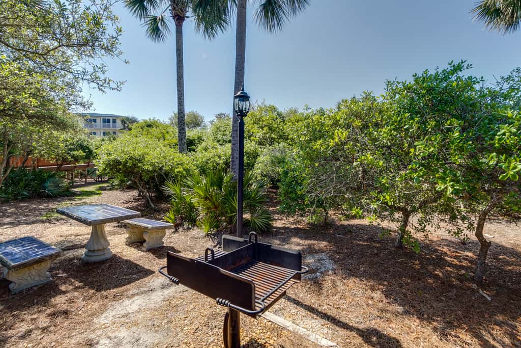 Elegant abode overlooking the pool with beach access, tennis & pickleball