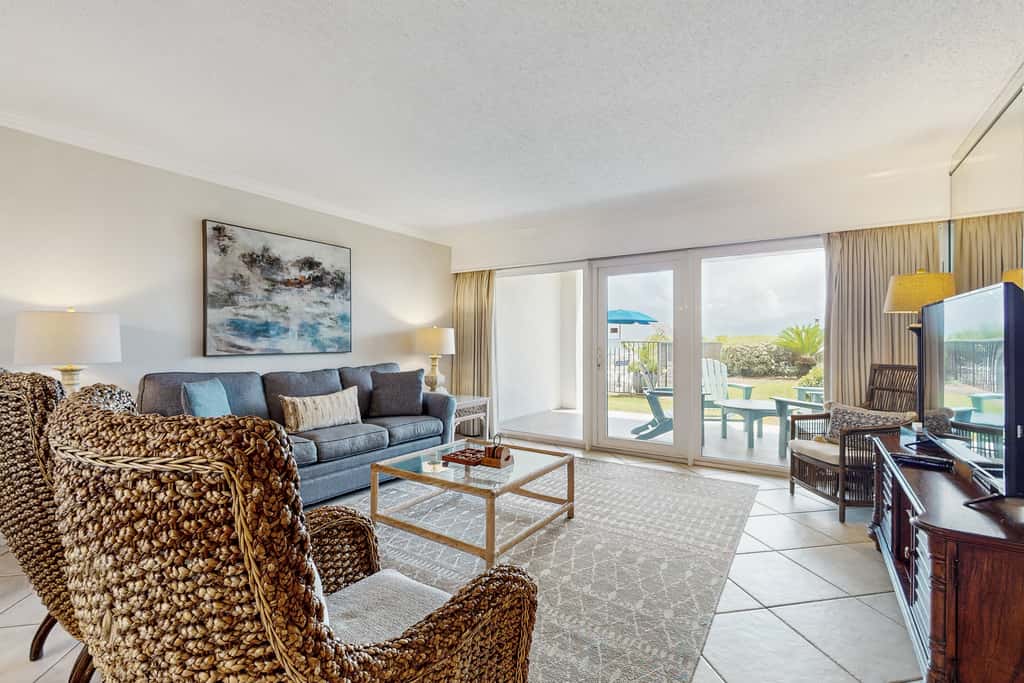 Cozy, Gulf-front home with 2 beach chairs - short distance to entertainment