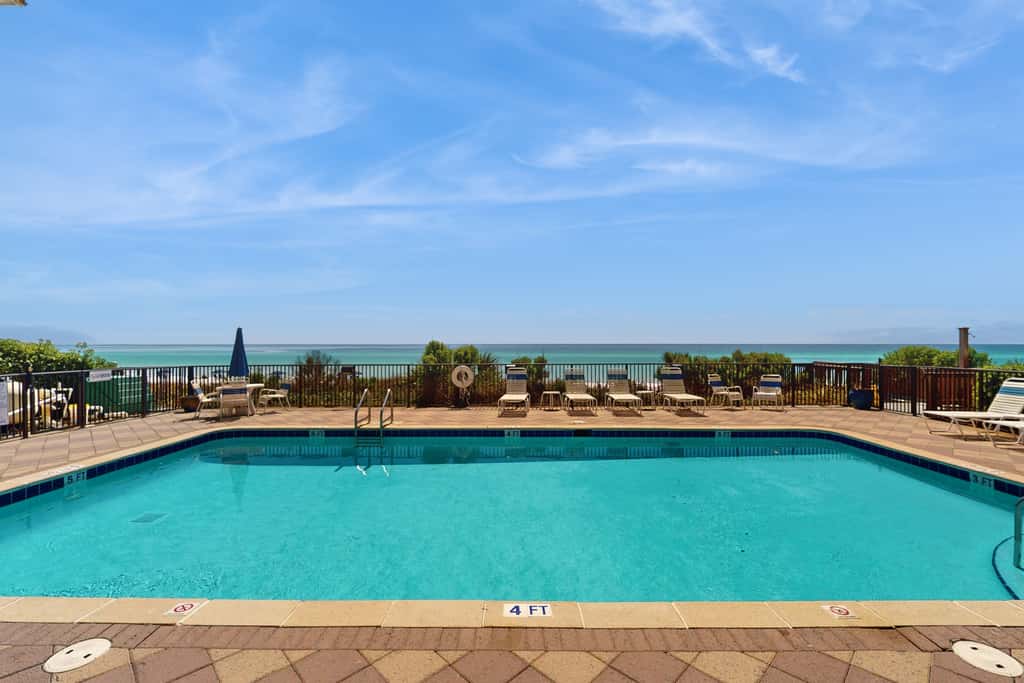 Cozy, Gulf-front home with 2 beach chairs - short distance to entertainment