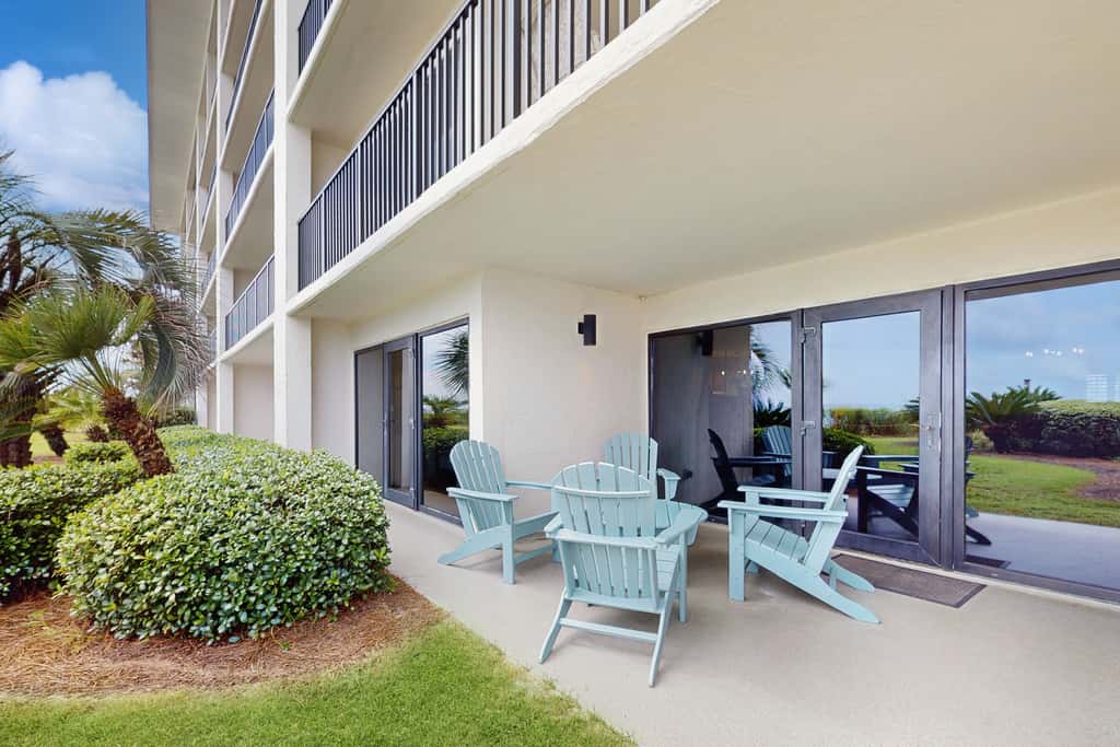 Cozy, Gulf-front home with 2 beach chairs - short distance to entertainment