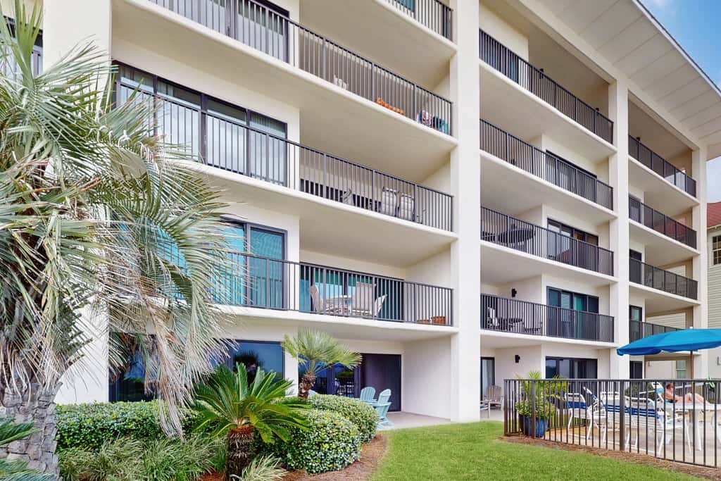 Cozy, Gulf-front home with 2 beach chairs - short distance to entertainment
