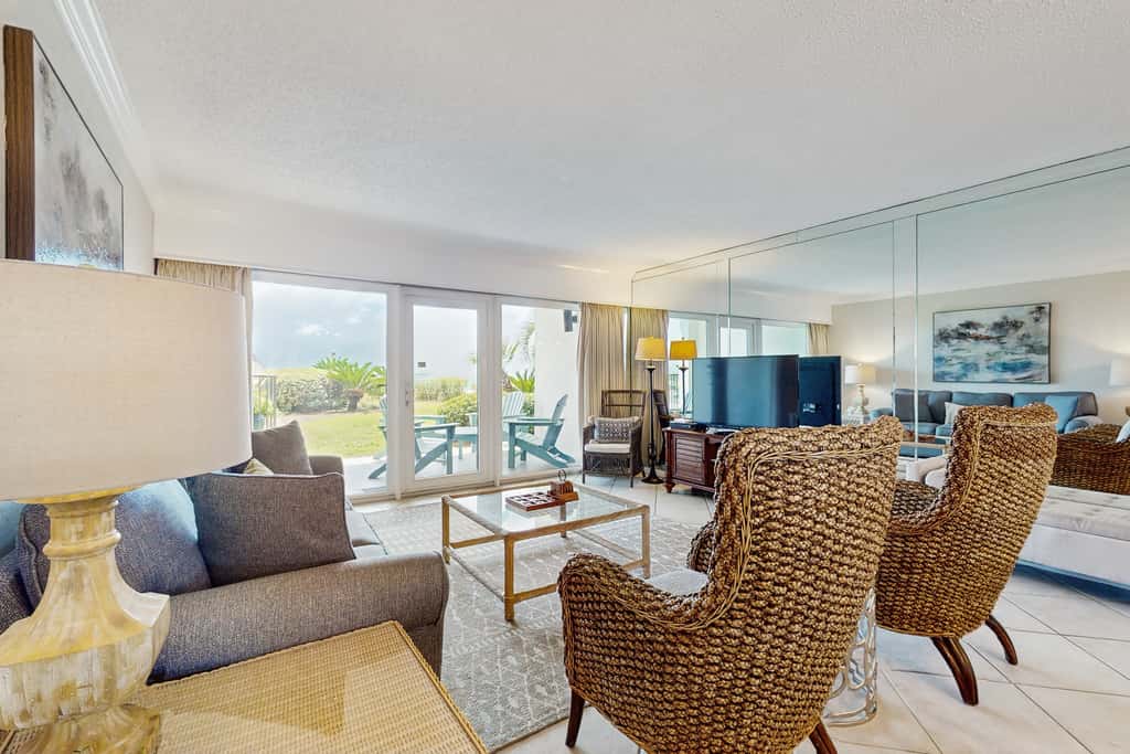 Cozy, Gulf-front home with 2 beach chairs - short distance to entertainment