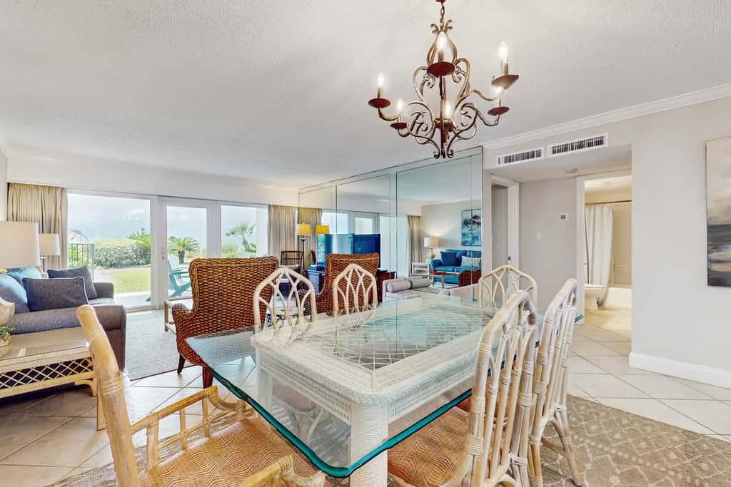 Cozy, Gulf-front home with 2 beach chairs - short distance to entertainment