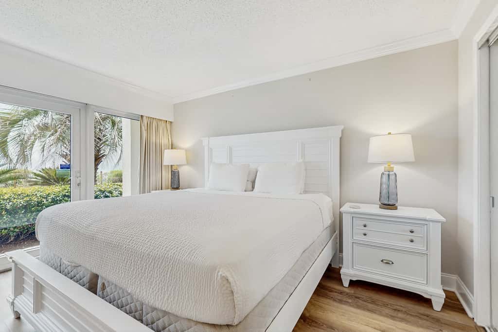 Cozy, Gulf-front home with 2 beach chairs - short distance to entertainment