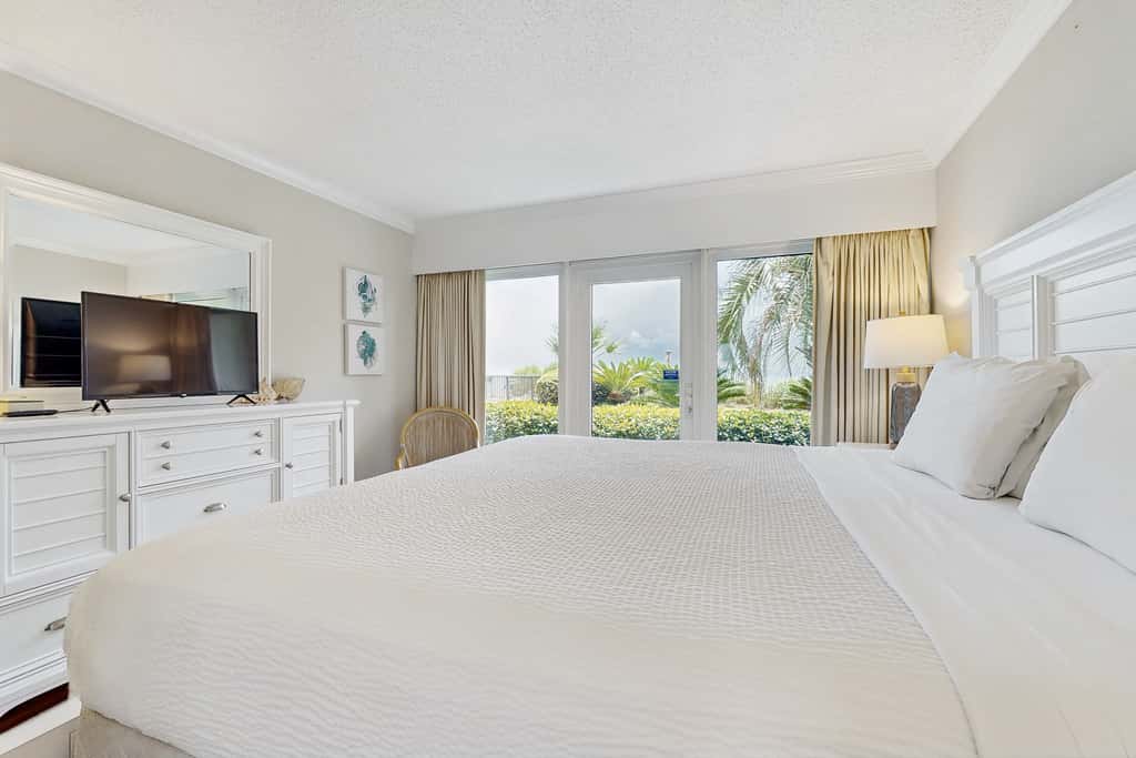 Cozy, Gulf-front home with 2 beach chairs - short distance to entertainment