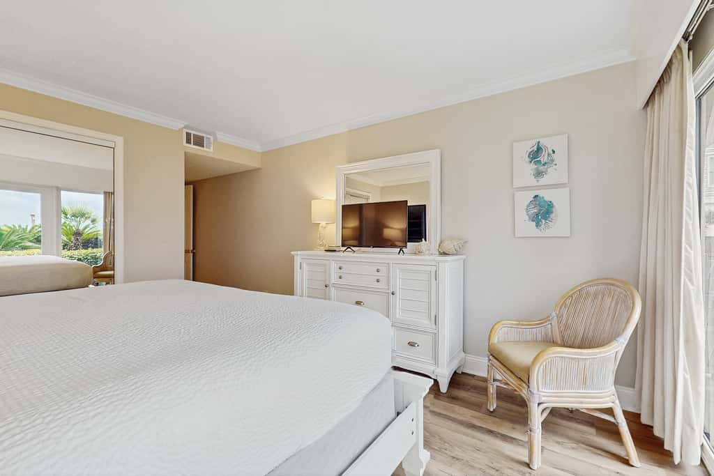 Cozy, Gulf-front home with 2 beach chairs - short distance to entertainment