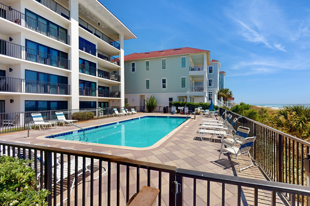 Cozy, Gulf-front home with 2 beach chairs - short distance to entertainment