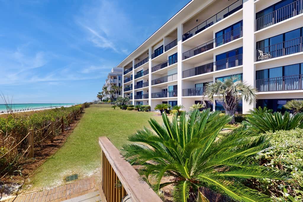 Cozy, Gulf-front home with 2 beach chairs - short distance to entertainment