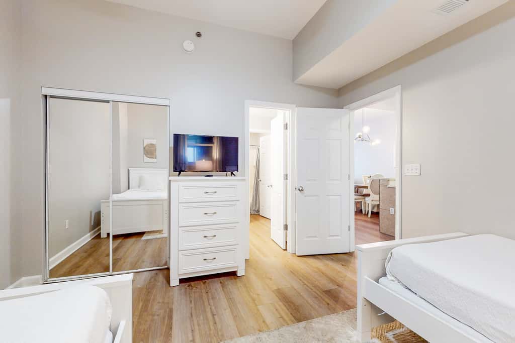 Bright getaway w gorgeous views - close to restaurants