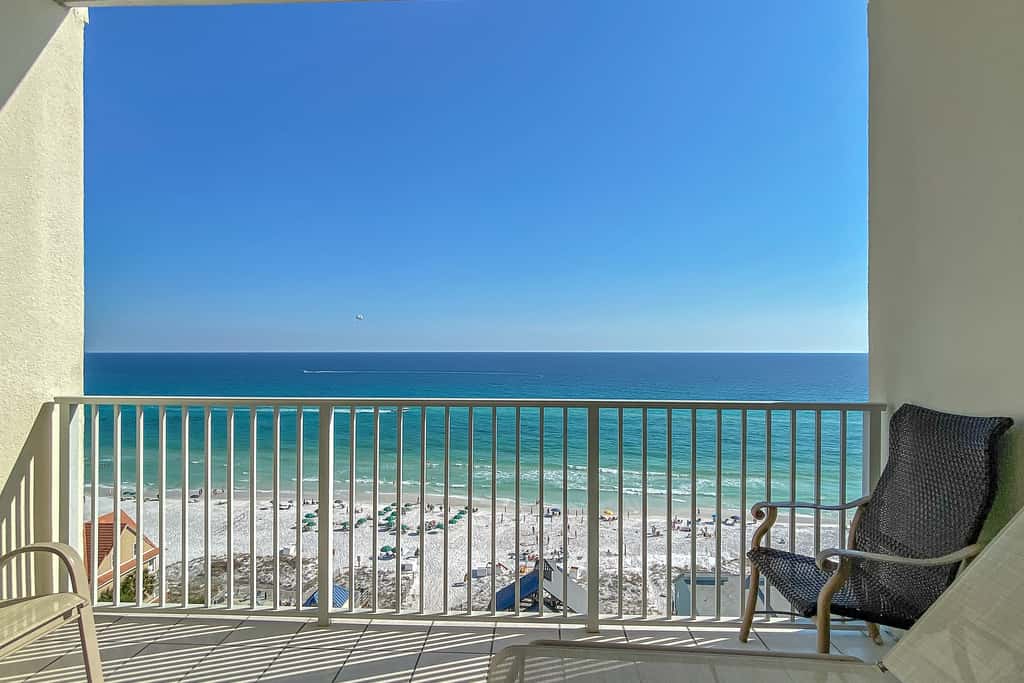 Comfortable unit, Breathtaking views, Quick walk to dining