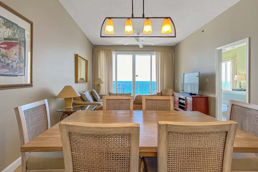 Comfortable unit, Breathtaking views, Quick walk to dining