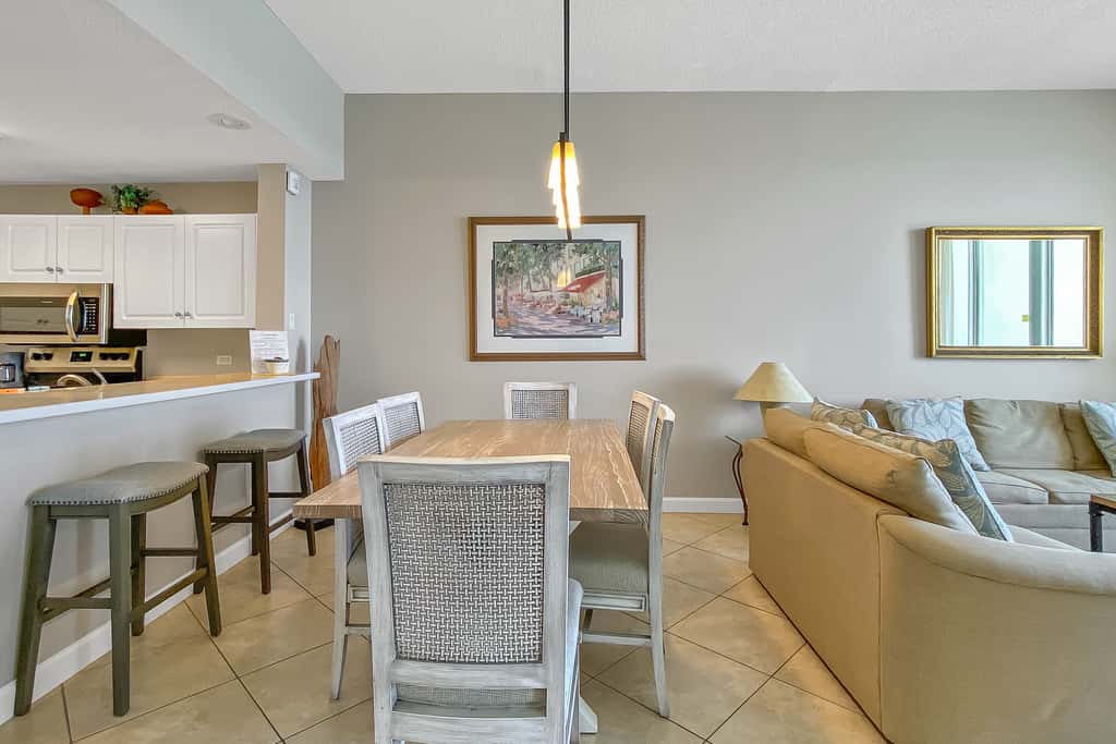 Comfortable unit, Breathtaking views, Quick walk to dining