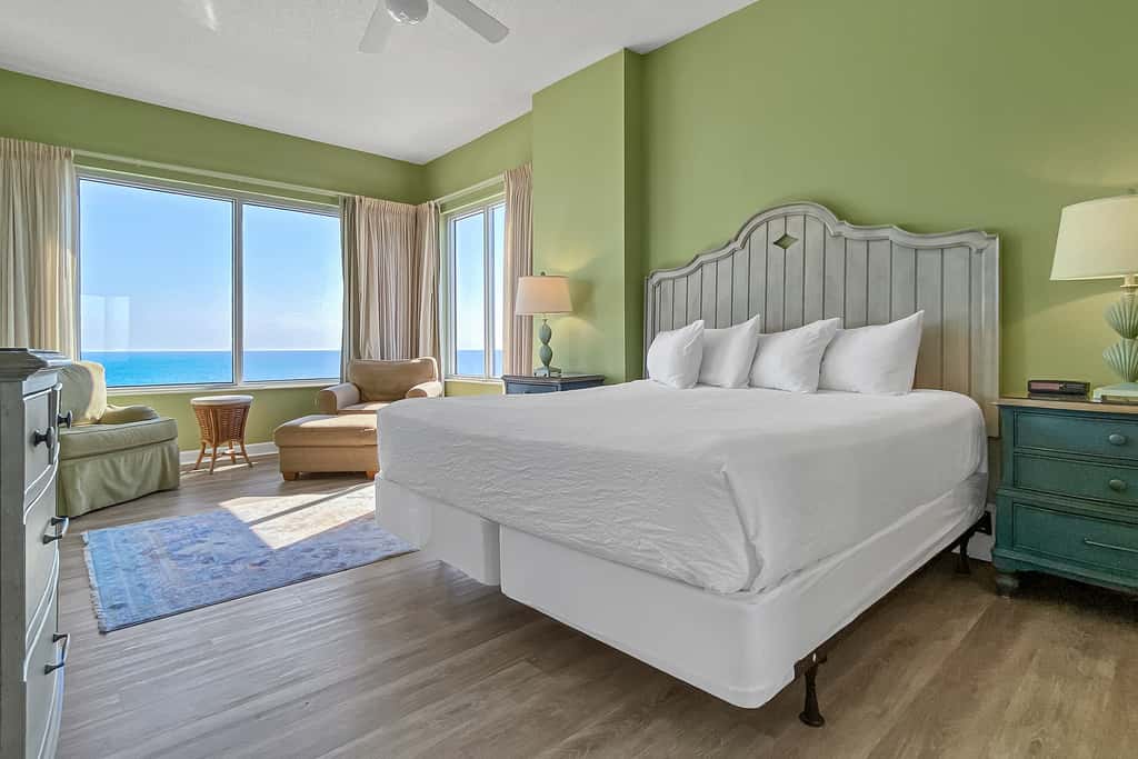 Comfortable unit, Breathtaking views, Quick walk to dining