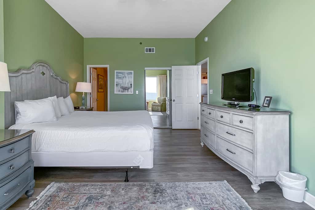 Comfortable unit, Breathtaking views, Quick walk to dining