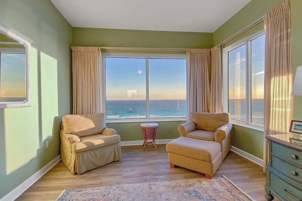 Comfortable unit, Breathtaking views, Quick walk to dining