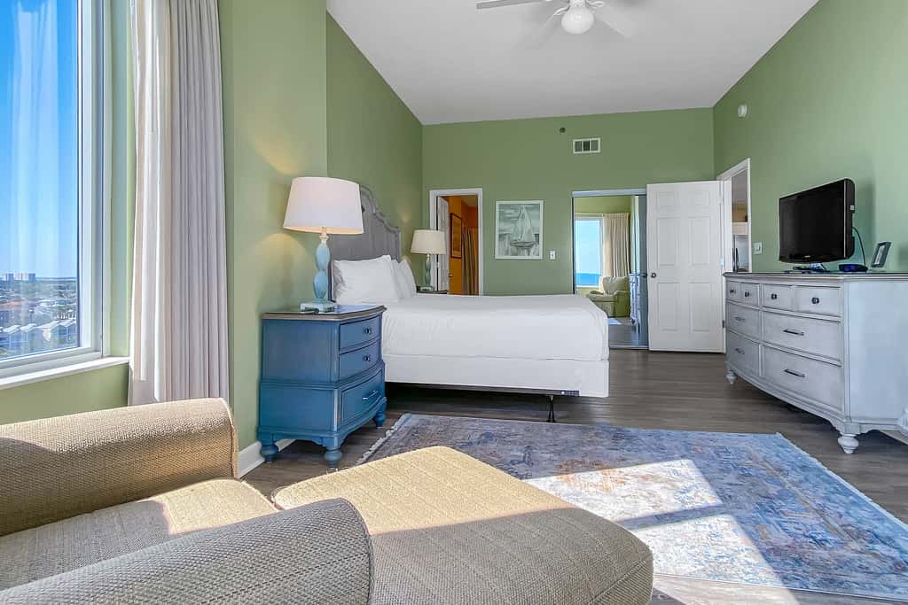 Comfortable unit, Breathtaking views, Quick walk to dining