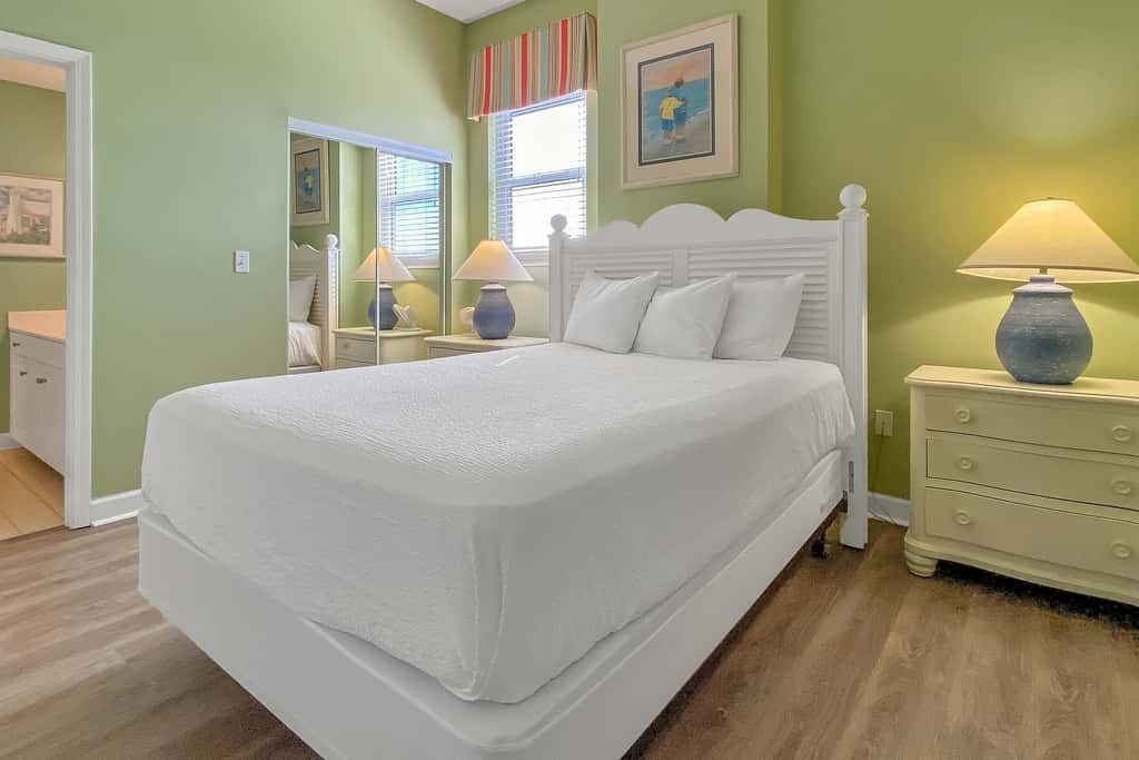 Comfortable unit, Breathtaking views, Quick walk to dining