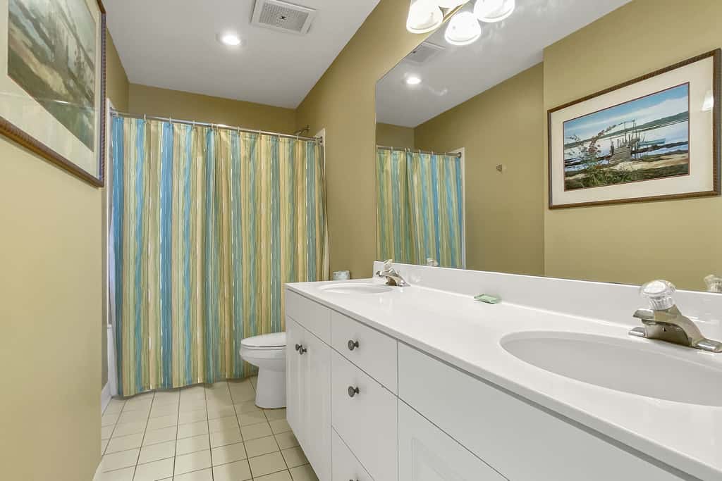 Comfortable unit, Breathtaking views, Quick walk to dining