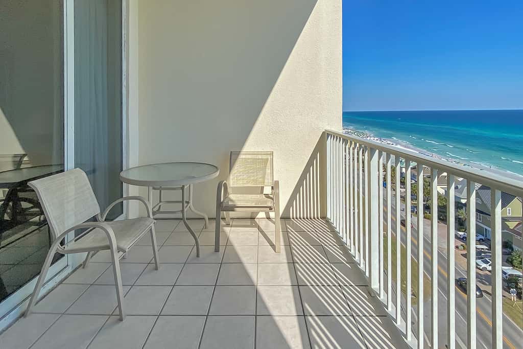 Comfortable unit, Breathtaking views, Quick walk to dining