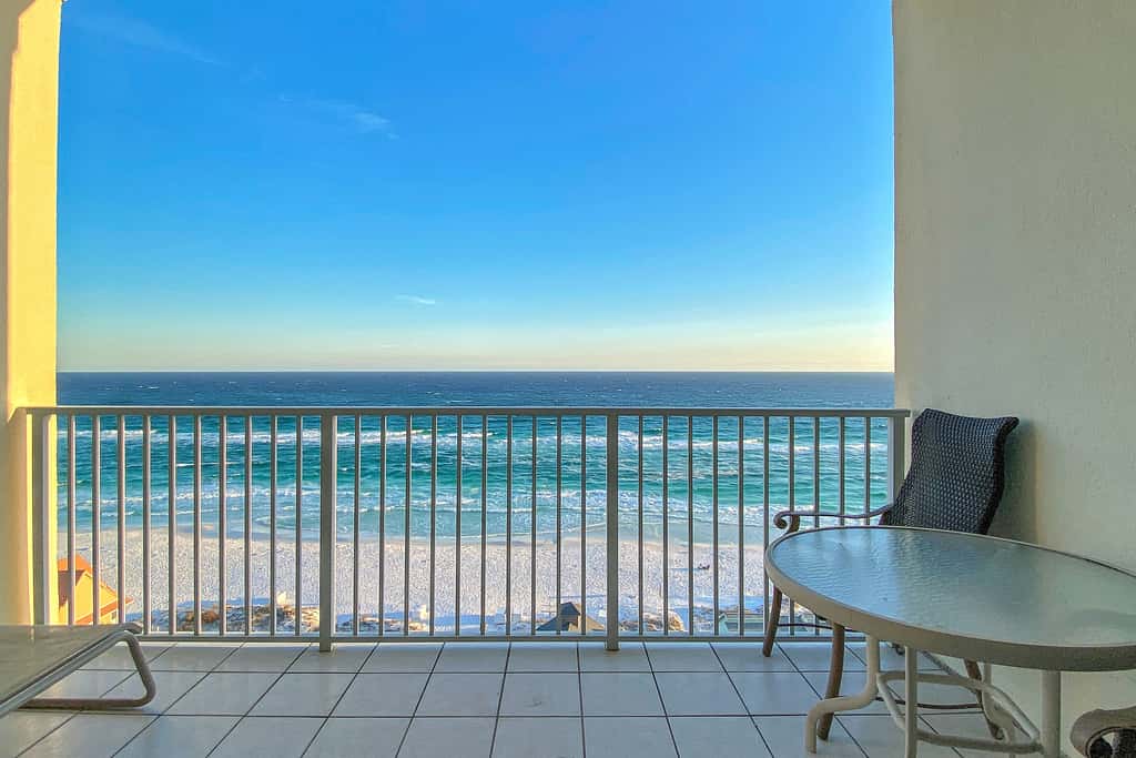 Comfortable unit, Breathtaking views, Quick walk to dining