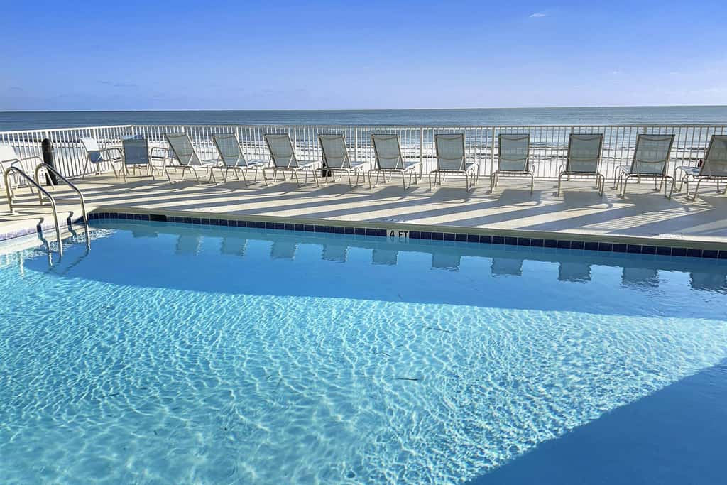 Comfortable unit, Breathtaking views, Quick walk to dining