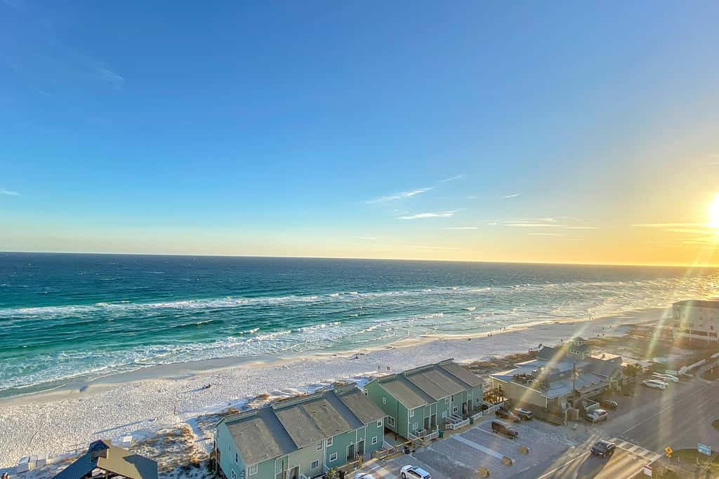 Comfortable unit, Breathtaking views, Quick walk to dining