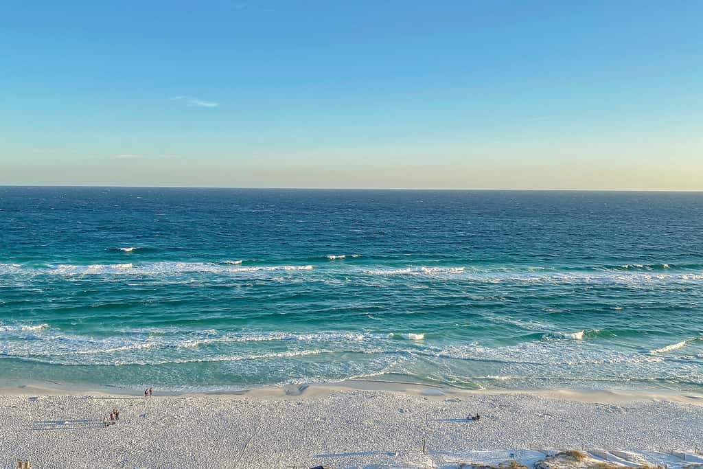 Comfortable unit, Breathtaking views, Quick walk to dining