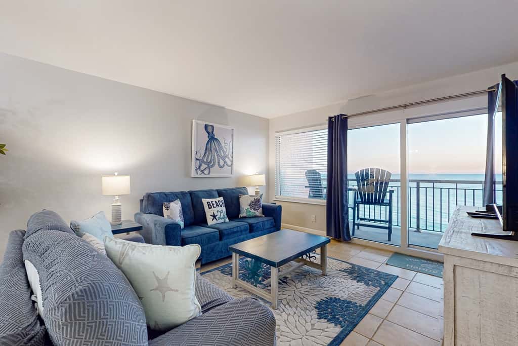 Stunning beachfront home, fully renovated, shared pool & tennis,pickleball