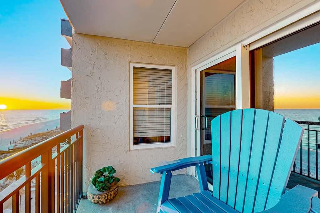 Stunning beachfront home, fully renovated, shared pool & tennis,pickleball