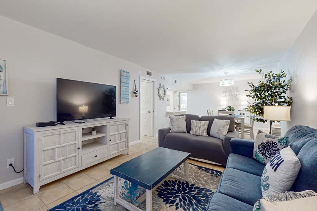 Stunning beachfront home, fully renovated, shared pool & tennis,pickleball