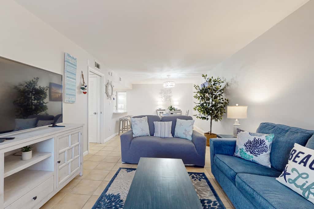 Stunning beachfront home, fully renovated, shared pool & tennis,pickleball