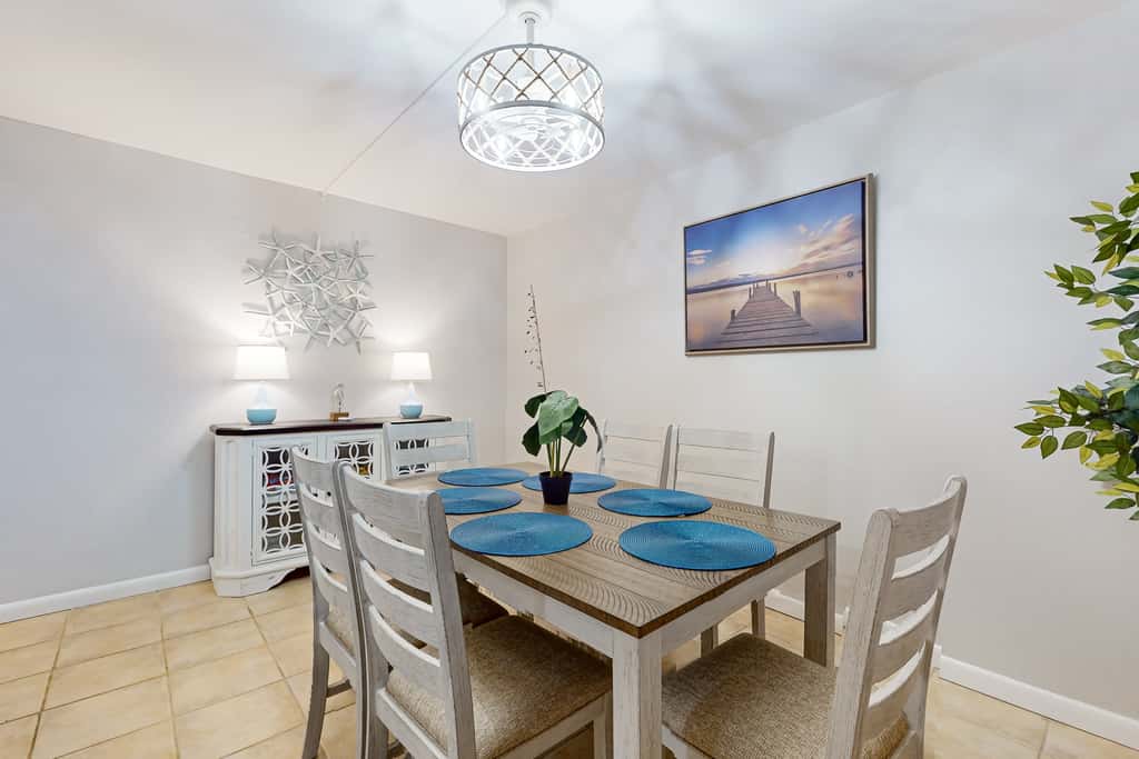 Stunning beachfront home, fully renovated, shared pool & tennis,pickleball
