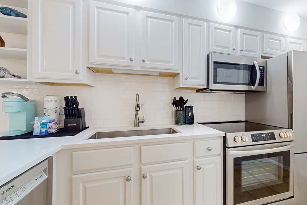 Stunning beachfront home, fully renovated, shared pool & tennis,pickleball