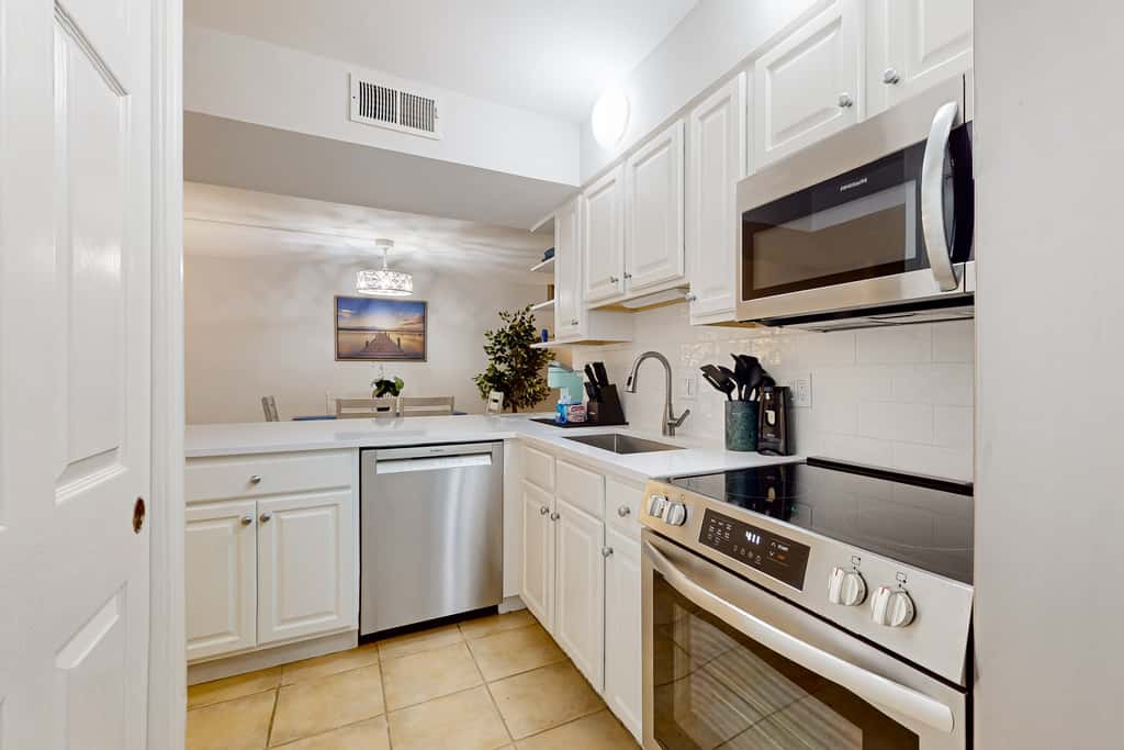 Stunning beachfront home, fully renovated, shared pool & tennis,pickleball