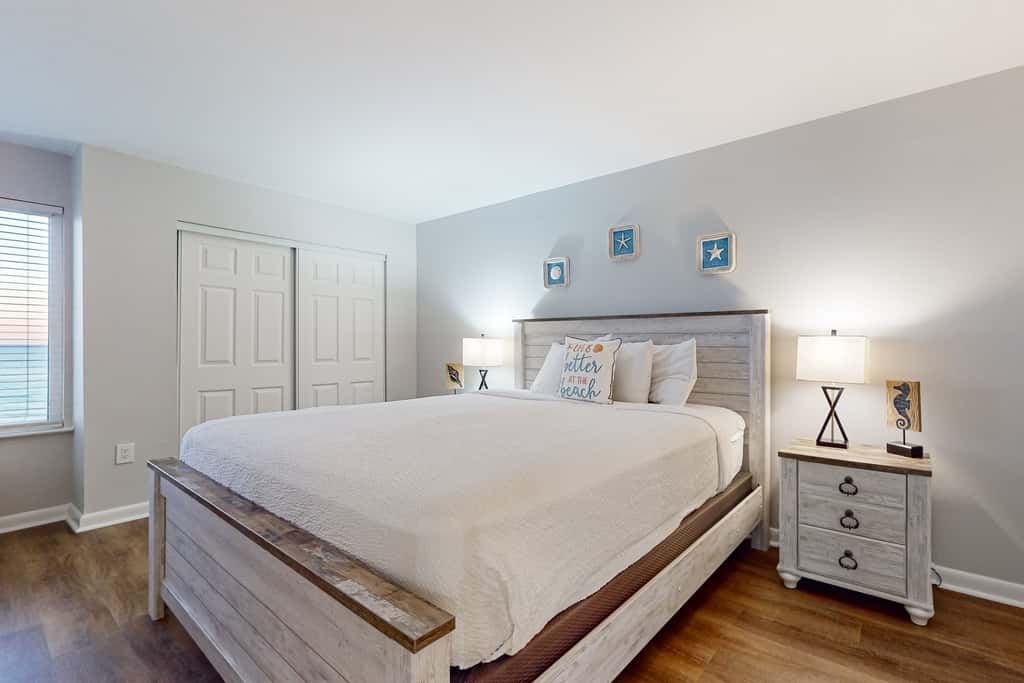Stunning beachfront home, fully renovated, shared pool & tennis,pickleball