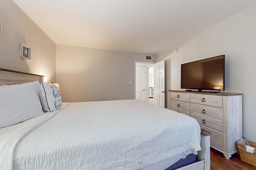 Stunning beachfront home, fully renovated, shared pool & tennis,pickleball