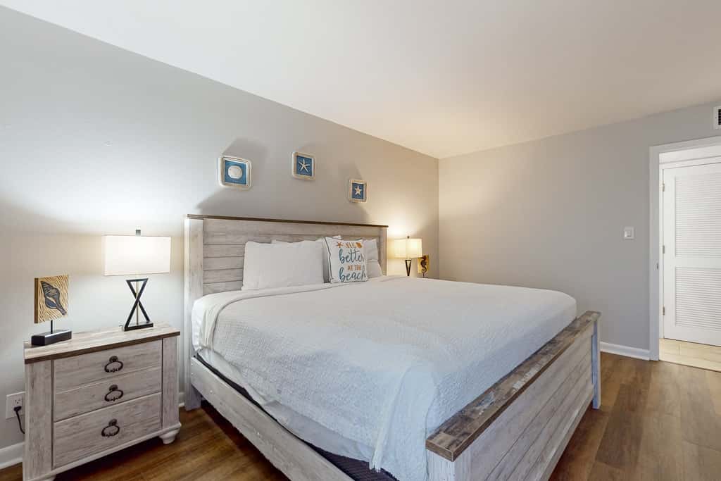 Stunning beachfront home, fully renovated, shared pool & tennis,pickleball