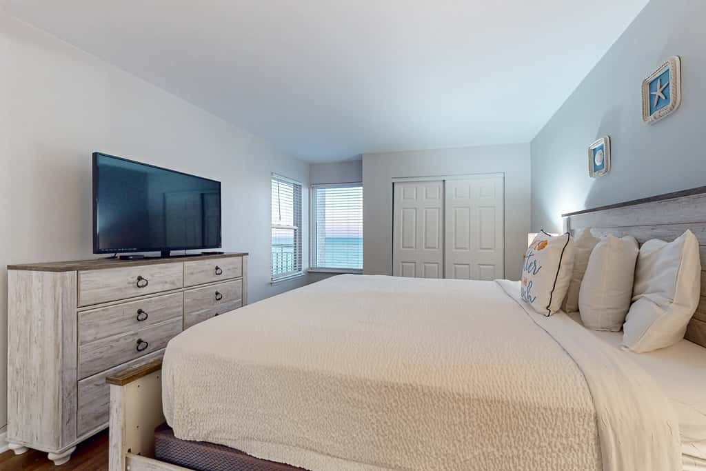 Stunning beachfront home, fully renovated, shared pool & tennis,pickleball