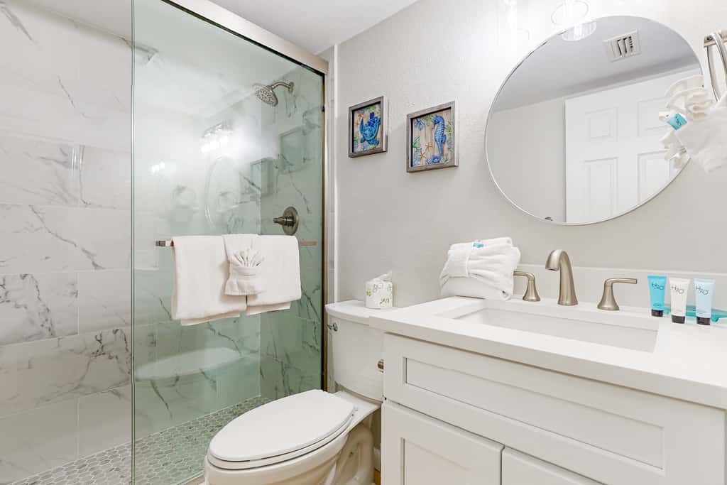 Stunning beachfront home, fully renovated, shared pool & tennis,pickleball