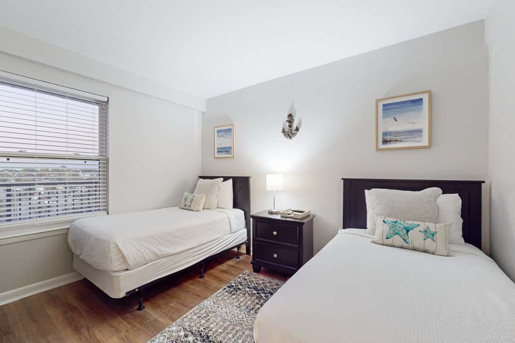 Stunning beachfront home, fully renovated, shared pool & tennis,pickleball