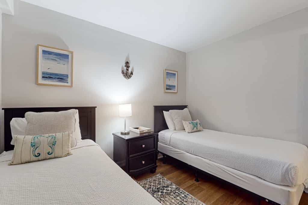Stunning beachfront home, fully renovated, shared pool & tennis,pickleball
