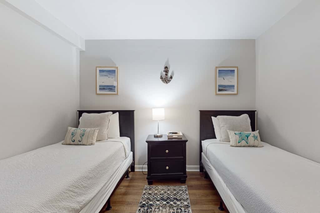 Stunning beachfront home, fully renovated, shared pool & tennis,pickleball