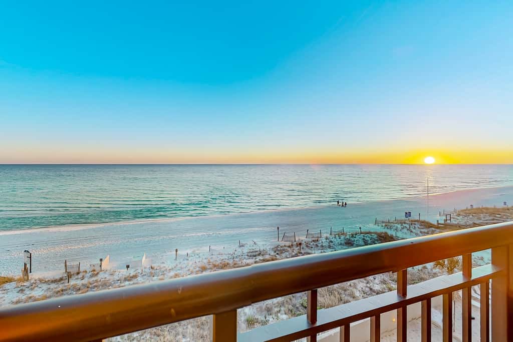 Stunning beachfront home, fully renovated, shared pool & tennis,pickleball