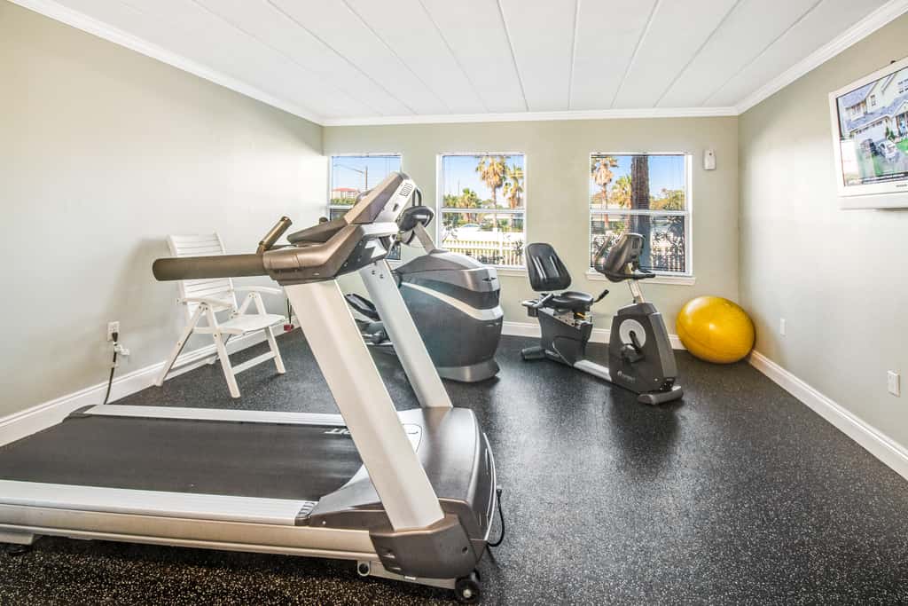 Stunning beachfront home, fully renovated, shared pool & tennis,pickleball